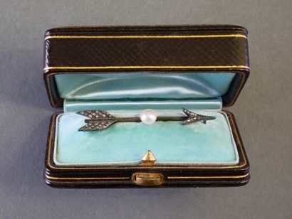 BROCHE en or 18k (750/°) et argent (min 800/°°)...