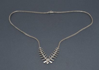 COLLIER en or blanc 18K (750/°°) centré d’un...