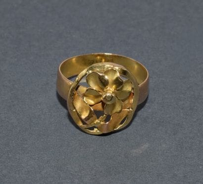 18K yellow gold (750/°°) RING featuring a...