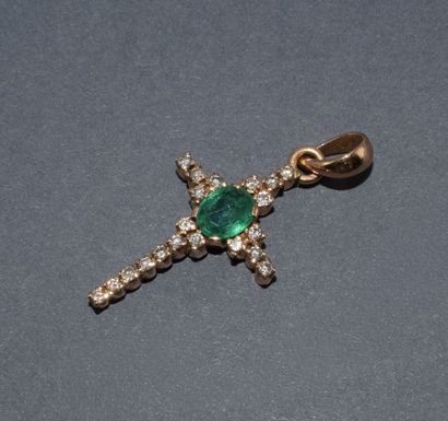 PENDENTIF CROIX en or jaune 18K (750/°°),...