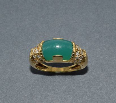BAGUE JONC en or jaune 18k (750/°°) centrée...