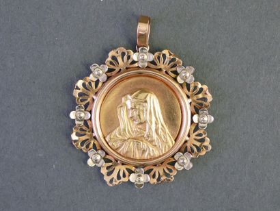 PENDENTIF en or 18k (750/°°) présentant la...
