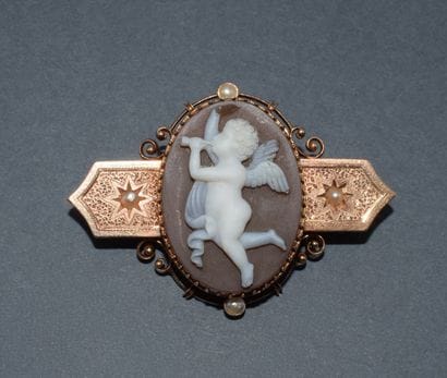 14k rose gold (585/°°) BROOCH featuring a...