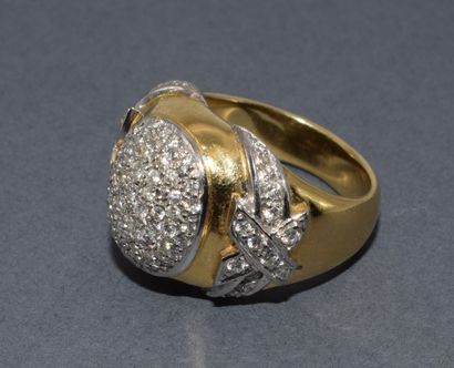 BAGUE JONC en or jaune 18k (750/°°) centrée...