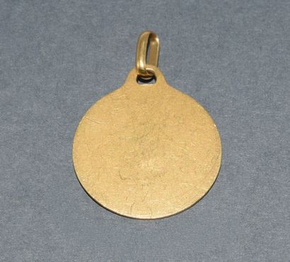 MEDAILLE signée AUGIS en or jaune 18K (750/°°)...