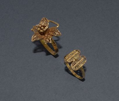 TWO RINGS in 18K yellow gold (750/°°), featuring...