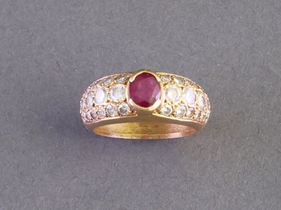 BAGUE JONC en or jaune 18k (750/°°) ornée...