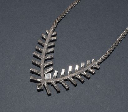 COLLIER en or blanc 18K (750/°°) centré d’un...