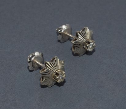 PAIRE DE BOUCLES D’OREILLES en or blanc 18K...