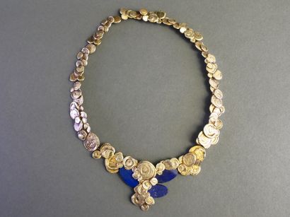COLLIER MODERNISTE en argent doré (min 800/°°)...