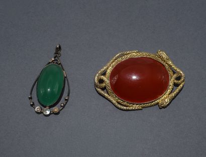 Set consisting of a metal BROOCH featuring...