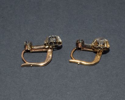 PAIRE DE DORMEUSES en or jaune et blanc 18K...