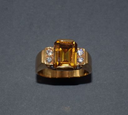 BAGUE en or jaune 18K (750/°°), centrée d’une...
