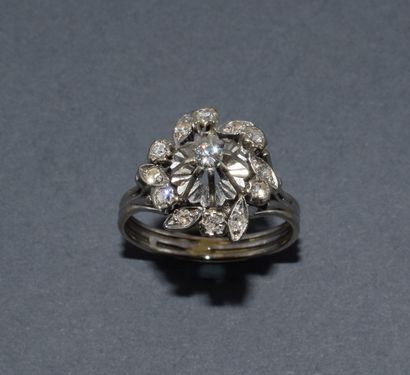 BAGUE MARGUERITE en or blanc 18K (750/°°)...
