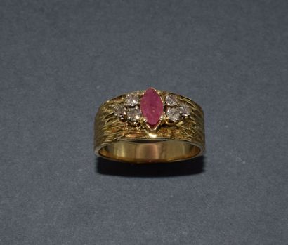 BAGUE JONC en or jaune 18K (750/°°) centrée...
