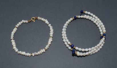 LOT DE 2 BRACELETS en perles de culture eau...