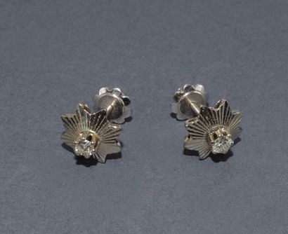 PAIRE DE BOUCLES D’OREILLES en or blanc 18K...