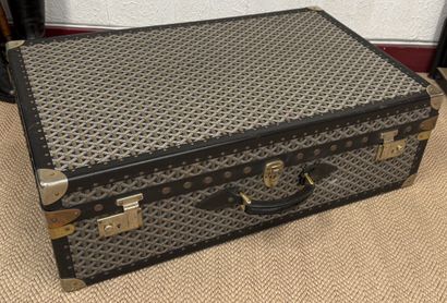 GOYARD Ainé
Large hard-shell suitcase.
Mustard-yellow...