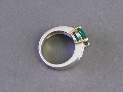 BAGUE en or blanc et jaune 18k (750/°°) ornée...