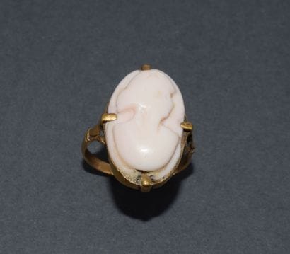 18K yellow gold ring (750/°°) featuring a...