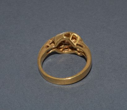 BAGUE en or jaune 18K (750/°°), motif croisé...