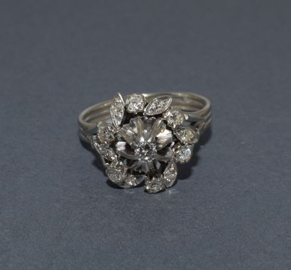 BAGUE MARGUERITE en or blanc 18K (750/°°)...