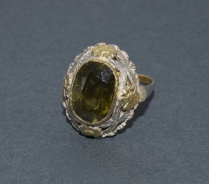 18K yellow gold (750/°°) RING set with a...