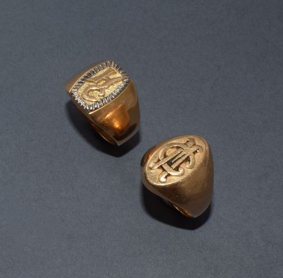 TWO SIGNET RINGS in 18K yellow gold (750/°°),...