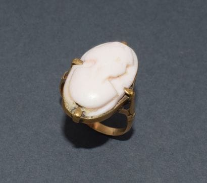 18K yellow gold ring (750/°°) featuring a...