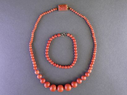 PARURE en perles de corail comprenant un...