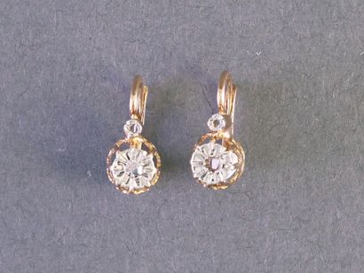 PAIRE DE BOUCLES D'OREILLES dites « dormeuses...