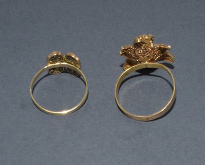TWO RINGS in 18K yellow gold (750/°°), featuring...