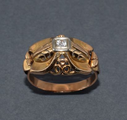 BAGUE en or jaune 18K (750/°°) stylisant...