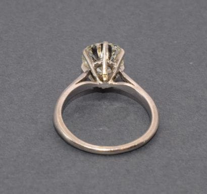 SOLITAIRE RING in platinum set with a natural...