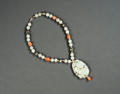 COLLIER RAS-DE-COU retenant en pendentif...