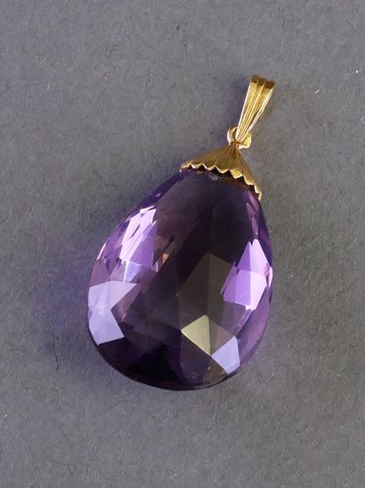 PENDENTIF en or jaune 18k (750/°°) orné d'une...