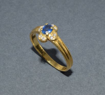 BAGUE en or jaune 18K (750/°°) ornée d’un...