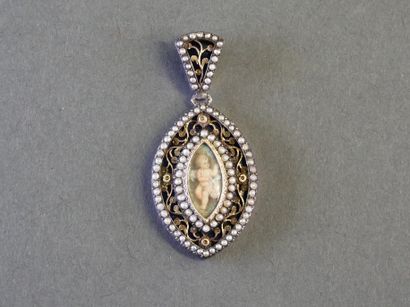 PENDENTIF ANCIEN en argent (poinçon sanglier)...