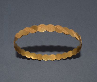 JONC en or jaune 18K (750/°°), motif torsadé...