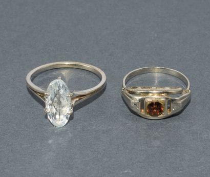 Lot of 2 RINGS in 18k (750/°°) white gold:
-...