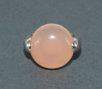 BAGUE en or blanc 18K (750/°°) ornée d’une...