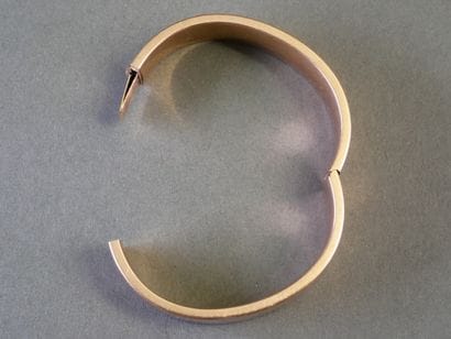 Rigid, clasp-style bangle in solid 18k rose...