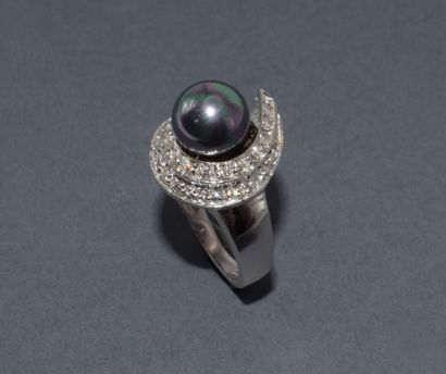 BAGUE en or blanc 18K (750/°°) ornée d’une...