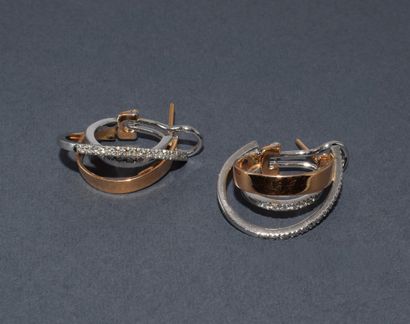 PAIRE DE BOUCLES D'OREILLES en or rose et...