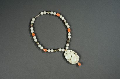COLLIER RAS-DE-COU retenant en pendentif...