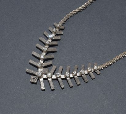 COLLIER en or blanc 18K (750/°°) centré d’un...