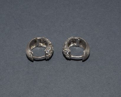PARURE assortie en or blanc 18K (750/°°),...