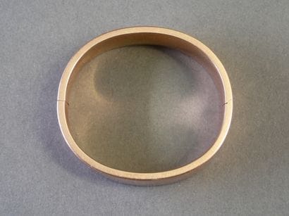 Rigid, clasp-style bangle in solid 18k rose...
