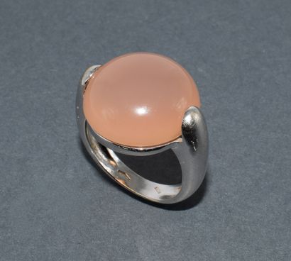 BAGUE en or blanc 18K (750/°°) ornée d’une...