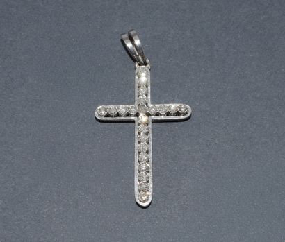 PENDENTIF CROIX en or blanc 18K (750/°°)...